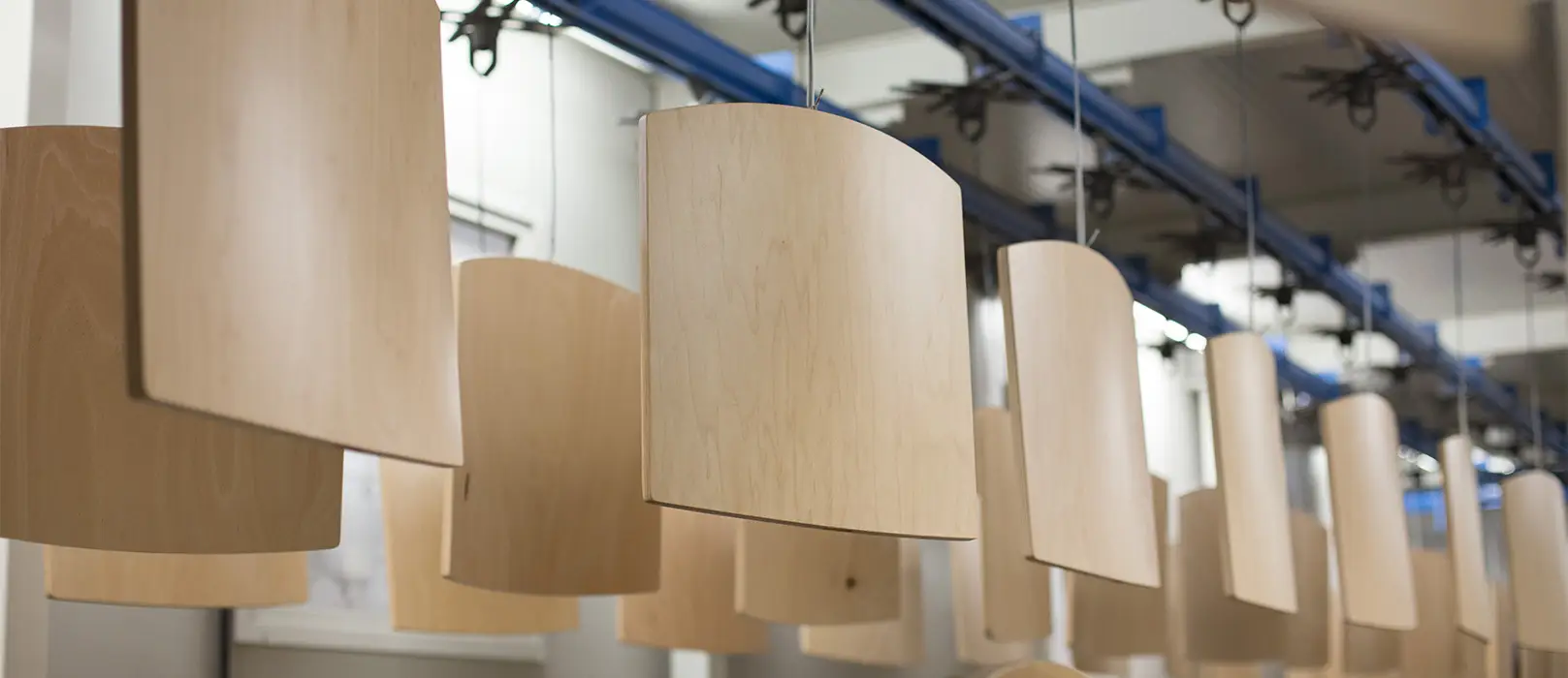 Elementi in compensato curvo come risultato delle lavorazioni con le soluzioni CNC Paolino Bacci