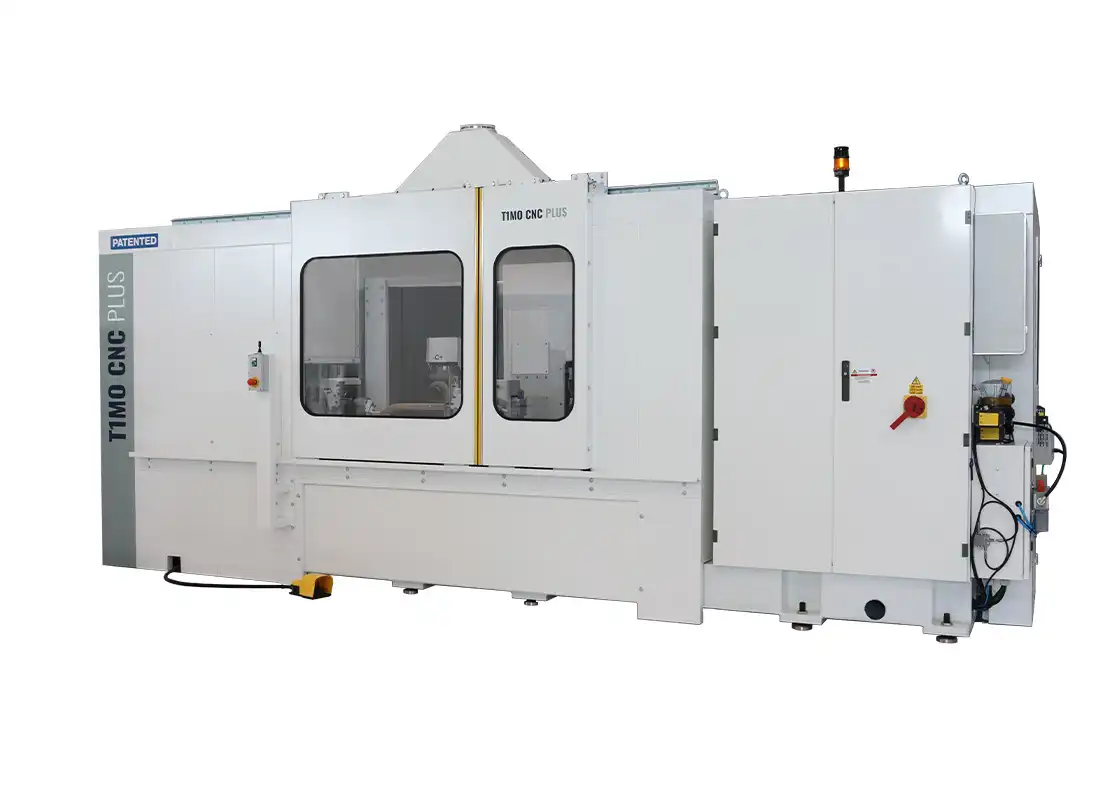 Tornio CNC Bacci T1MO PLUS: ciclo integrato di tornitura, fresatura e levigatura per componenti in legno pronti per la verniciatura.